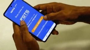 Trabalhadores na fila em frente a uma agência bancária para receber abono salarial