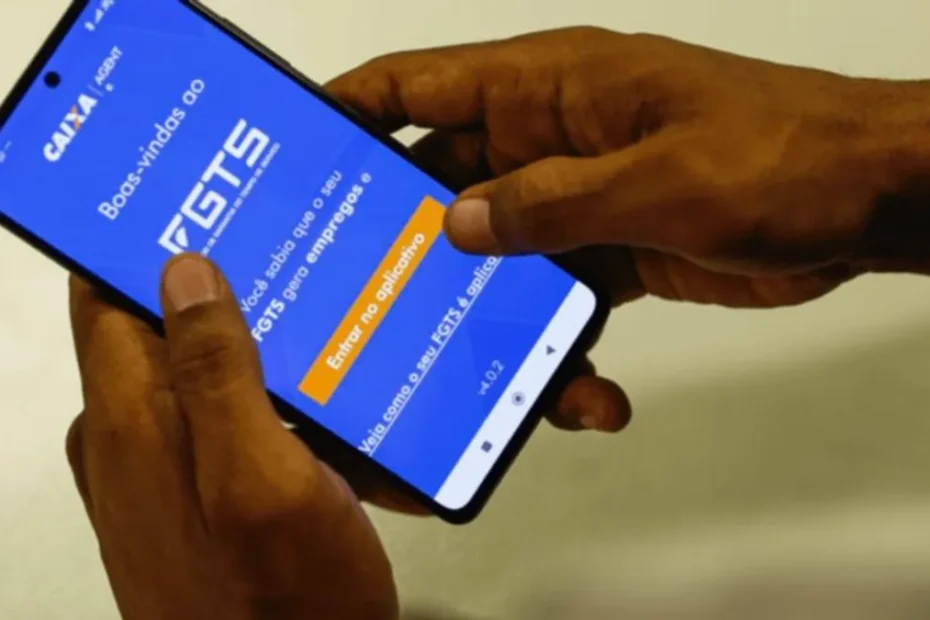 Trabalhadores na fila em frente a uma agência bancária para receber abono salarial