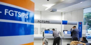 Trabalhadores aguardam na fila para receber o abono salarial na Caixa Econômica Federal