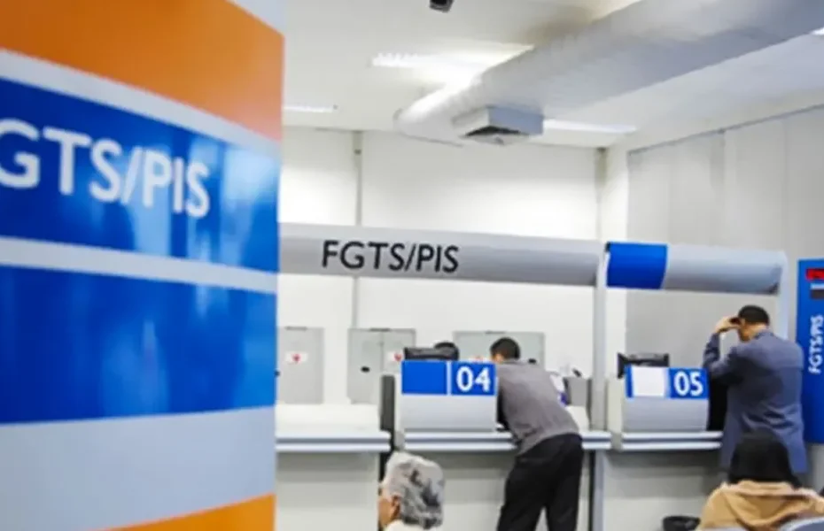 Trabalhadores aguardam na fila para receber o abono salarial na Caixa Econômica Federal