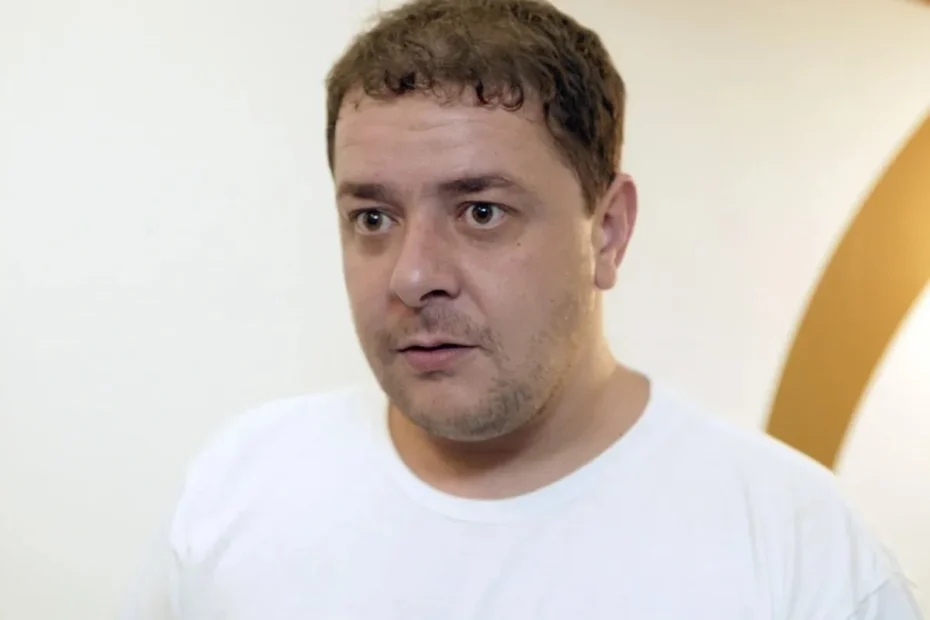 Prédio da Polícia Federal em ângulo baixo com iluminação dramática.