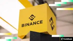 Executivo da Binance supervisiona a conversão bilionária de stablecoins para Bitcoin em tela de computador.