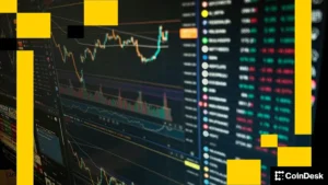 Gráfico do preço do Bitcoin subindo acima de US$ 70.000 em um display digital.