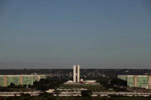 Deputados em sessão na Câmara dos Deputados discutindo projetos de lei.