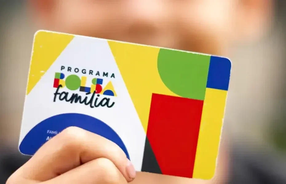 Família recebe cartão do Bolsa Família em agência bancária