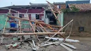 Moradores de Laguna observam o céu após vendaval, aguardando recuperação e acesso a benefícios