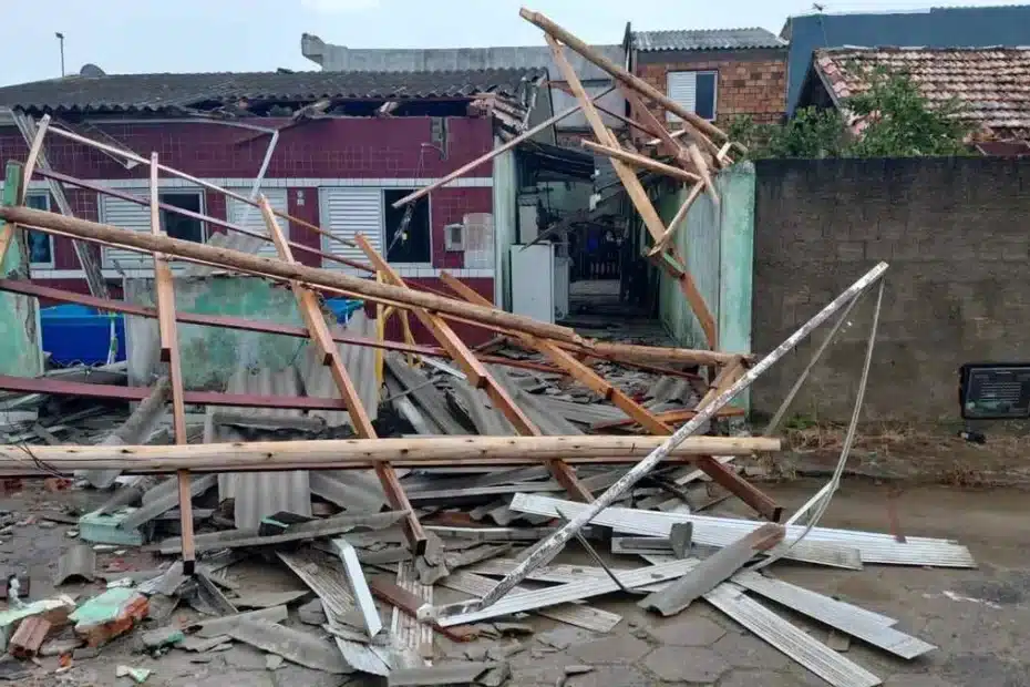 Moradores de Laguna observam o céu após vendaval, aguardando recuperação e acesso a benefícios