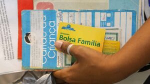 Família brasileira recebe benefícios sociais em março de 2026.