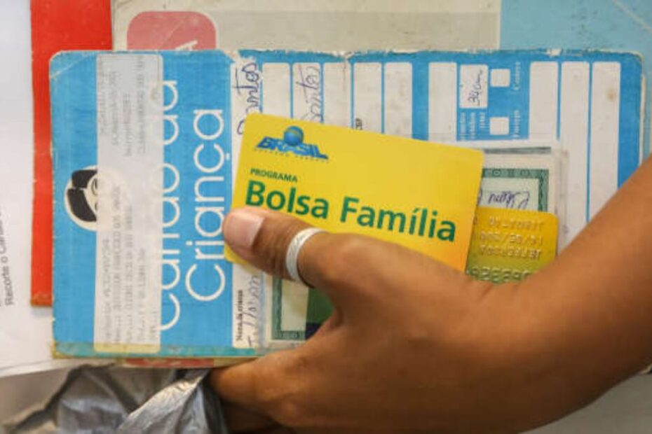 Família brasileira recebe benefícios sociais em março de 2026.