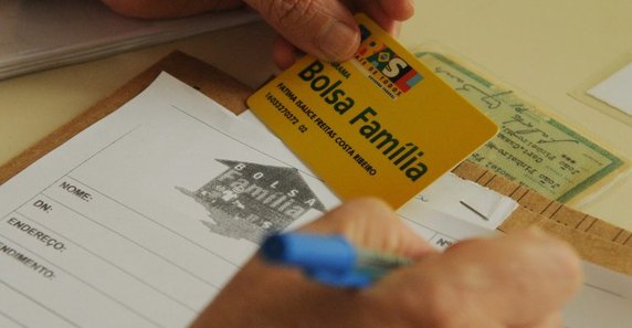 Beneficiários do Bolsa Família aguardam atendimento em centro social