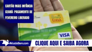 Mãe sorri enquanto segura o cartão do programa social "Cartão Mais Infância Ceará".