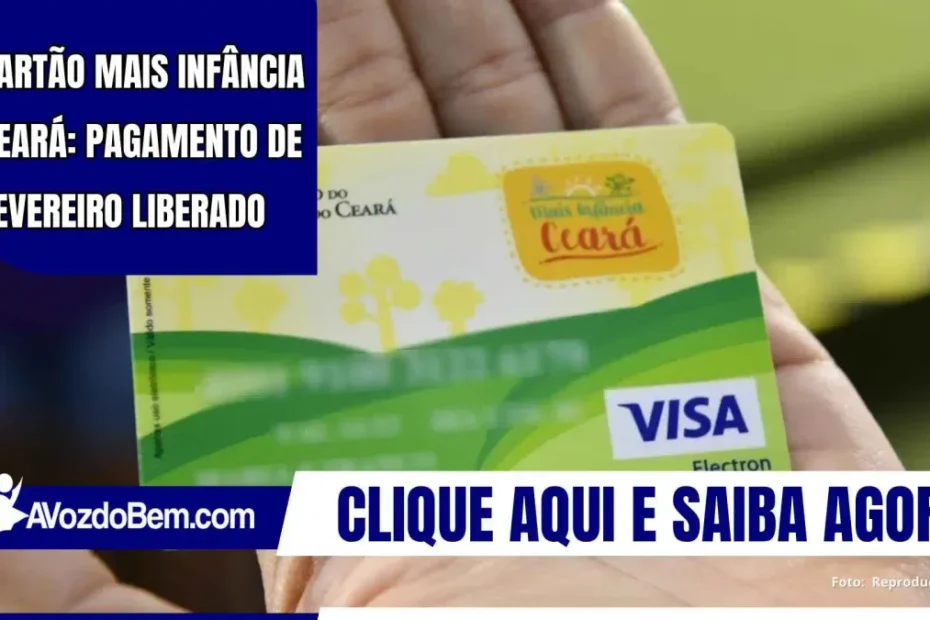 Mãe sorri enquanto segura o cartão do programa social "Cartão Mais Infância Ceará".