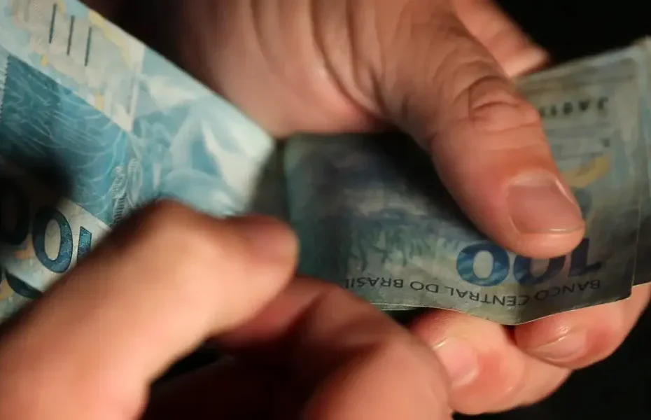 Família mineira busca recomeçar após estragos causados pelas fortes chuvas na região.