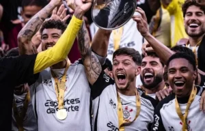 Jogadores do Corinthians comemorando em campo, com logos da Esportes da Sorte visíveis