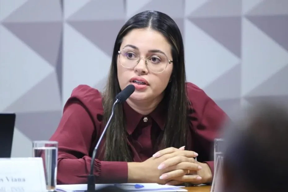 Mulher depõe à CPMI do INSS com semblante emocionado enquanto parlamentares a observam.