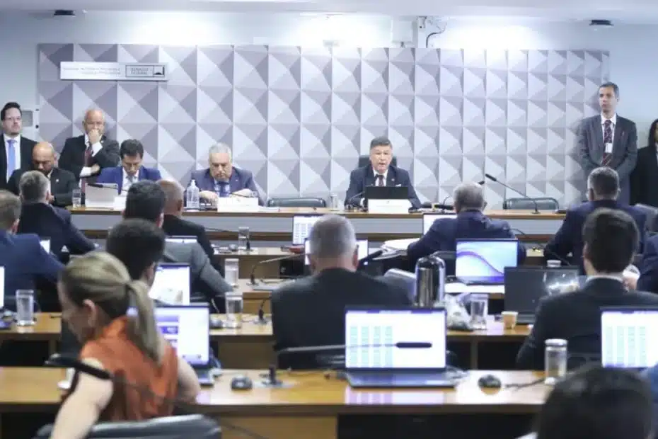 Sala de audiência da CPMI do INSS no Senado Federal, com mesa vazia e bandeira do Brasil ao fundo.