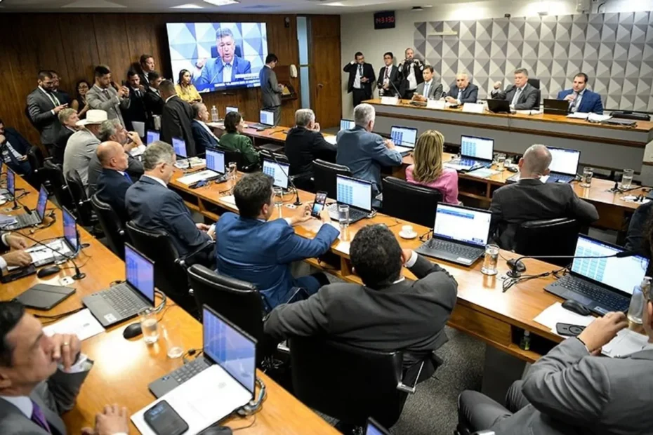 Sala de reunião do Congresso Nacional com mesa de conferência e microfones.