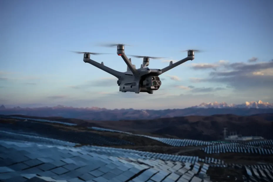 Drone agrícola em operação sobre plantação ao amanhecer