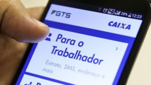 Hospital filantrópico com equipe médica atendendo paciente