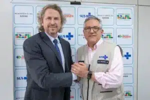 Fachada de um hospital filantrópico no Paraná com placa discreta.