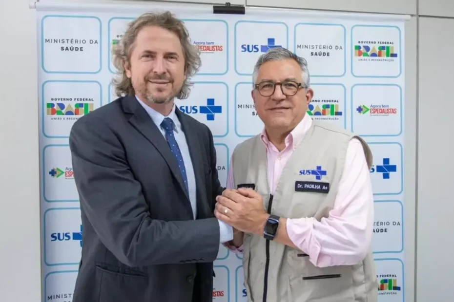 Fachada de um hospital filantrópico no Paraná com placa discreta.