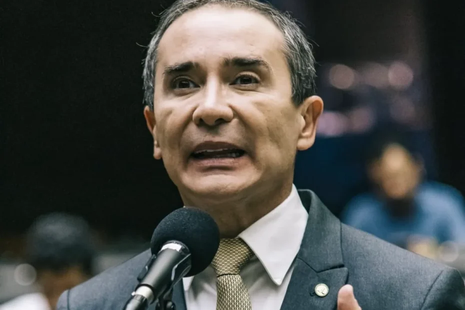 Veterinário examinando cão doente com tutor presente, em ambiente clínico