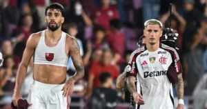 Jogador do Flamengo Paquetá com expressão de frustração em campo