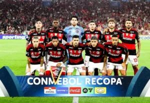 Jogador do Flamengo comemora gol contra o Madureira no Maracanã com a torcida ao fundo