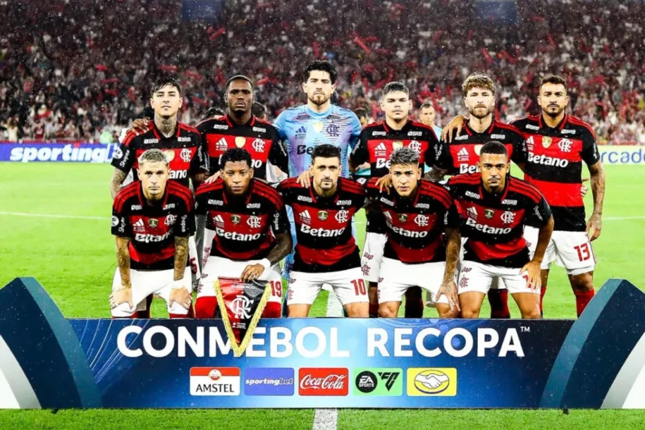 Jogador do Flamengo comemora gol contra o Madureira no Maracanã com a torcida ao fundo