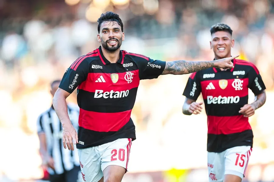 Jogadores disputam bola em clássico entre Flamengo e Botafogo pelo Campeonato Carioca.