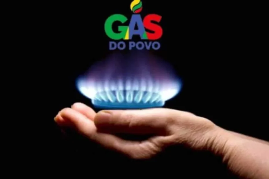 Mulher recebe botijão de gás gratuito do programa Gás do Povo.