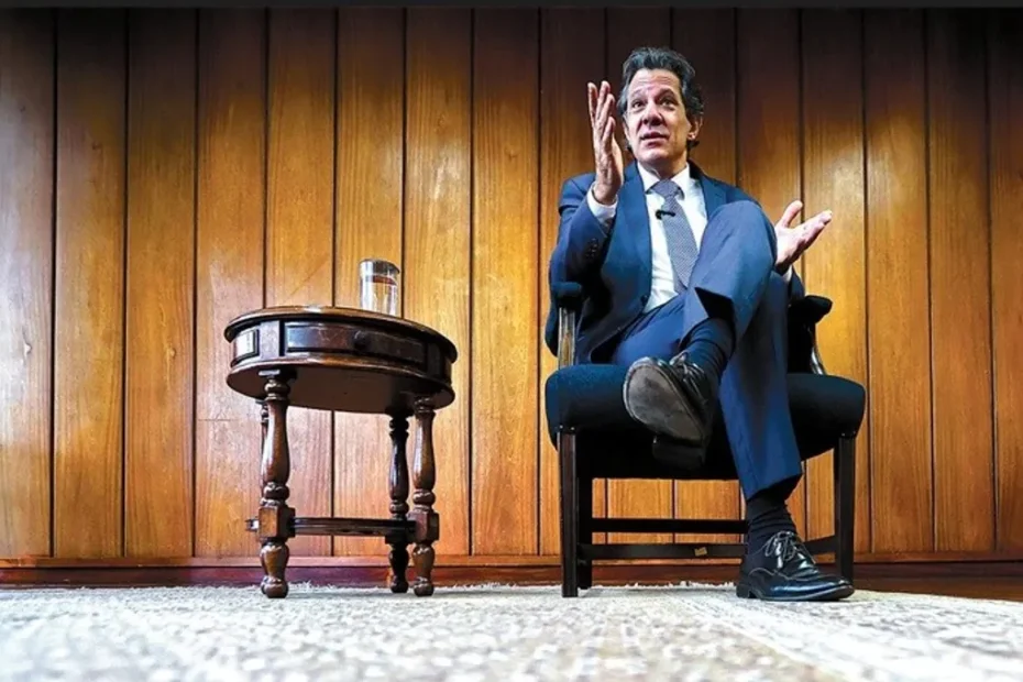 Pessoas em fila em frente a um prédio governamental para receber benefícios sociais.