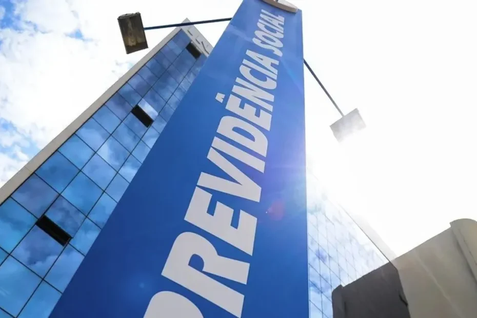 Idoso feliz recebe comunicado de pagamento antecipado do 13º salário do INSS.