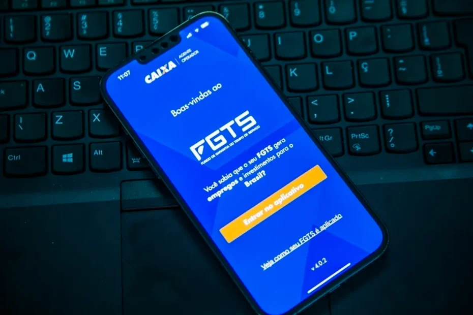 Dinheiro do FGTS sendo contado em uma mesa, simbolizando retiradas financeiras do fundo.