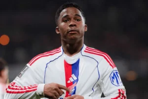 Endrick em campo com expressão séria após derrota do Lyon