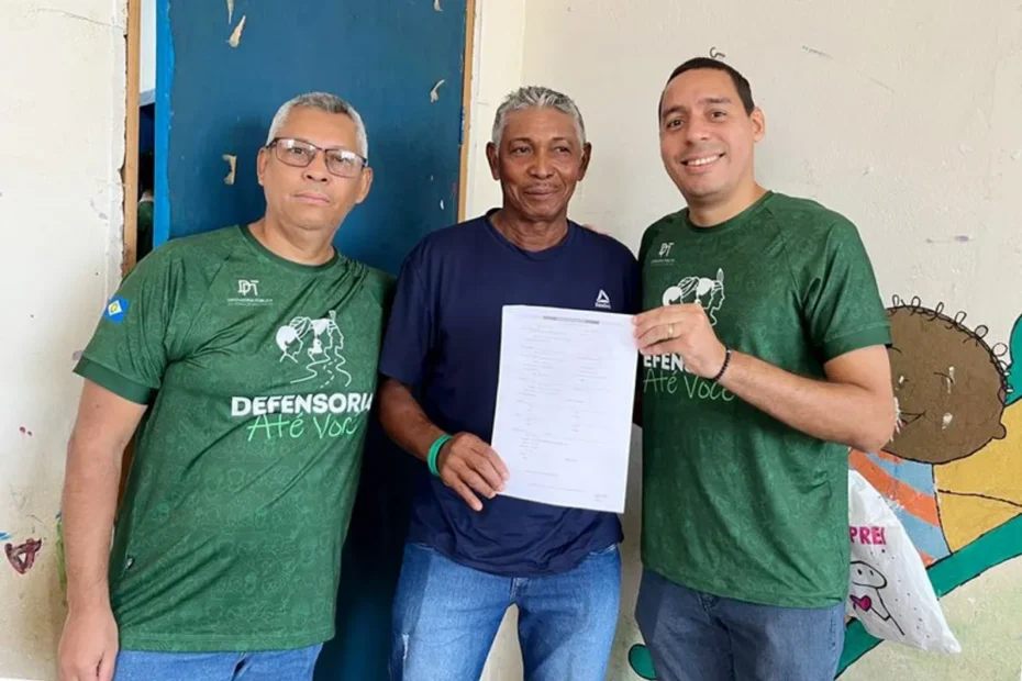 Servidor do INSS orienta morador de comunidade quilombola sobre benefícios previdenciários.