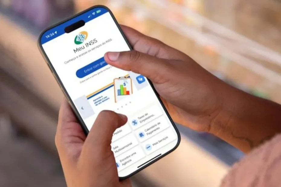 Aposentado comemorando devolução de dinheiro pelo INSS