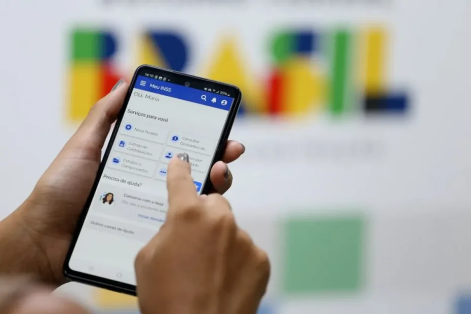Beneficiário do INSS analisando informações de ressarcimento em seu smartphone.