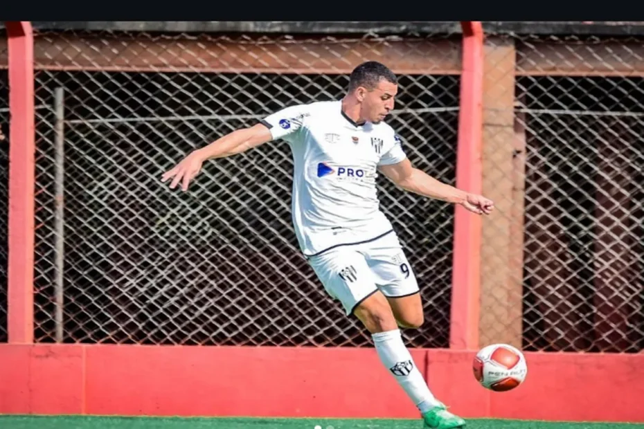 Jogador de futebol pensativo em campo ao pôr do sol