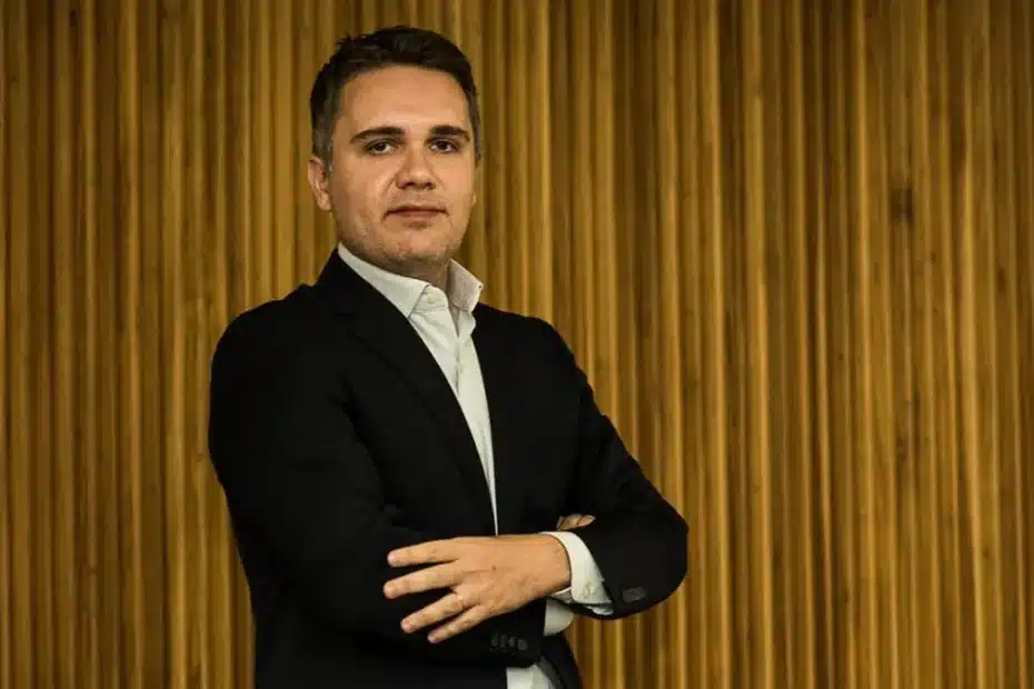 Braulio Borges, especialista em contas públicas, analisando dados fiscais.