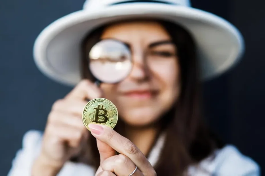 Martelo de juiz em cima de livros de direito com gráficos de criptomoedas ao fundo em um tribunal