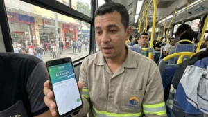 Trabalhador brasileiro comemora liberação de FGTS retido