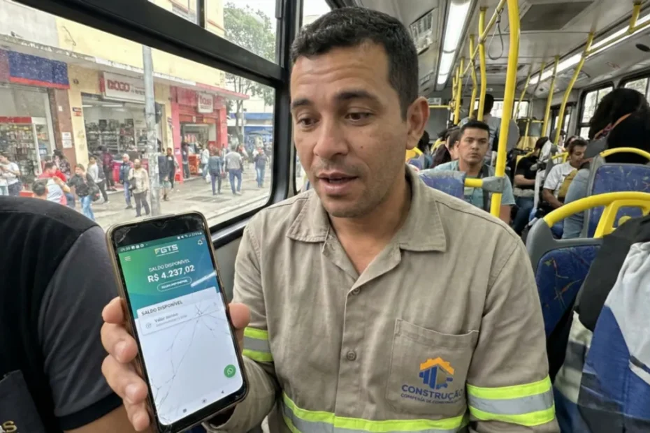 Trabalhador brasileiro comemora liberação de FGTS retido