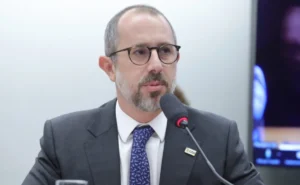 Ministro da CGU em sala de controle analisando dados.