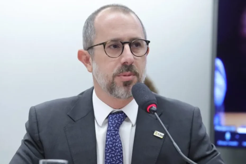 Ministro da CGU em sala de controle analisando dados.