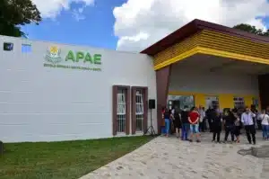 Fachada de hospital filantrópico com símbolo do SUS.