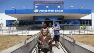 Agente do INSS realiza perícia médica em segurado durante mutirão