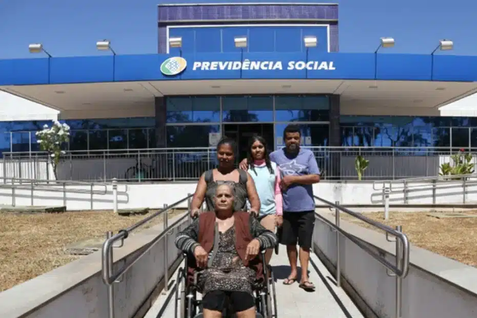 Agente do INSS realiza perícia médica em segurado durante mutirão