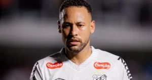 Neymar com expressão de frustração em campo