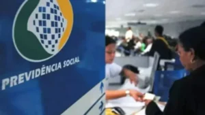 Aposentados e pensionistas formam fila em agência do INSS para receber ressarcimento de valores de fraude.